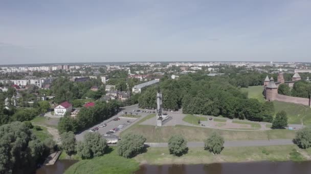ロシアのヴェリキー・ノヴゴロド。勝利の記念碑。ノヴゴロド・クレムリン（Detinets） 、ヴォルホフ川。4K — ストック動画