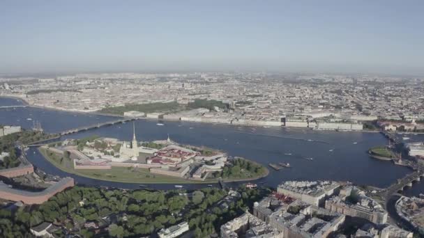 Saint-Petersburg, Rusya. Neva Nehri. Hare Adası ve Artelery Adası 'nın panoramik hava manzarası. Peter-Pavel 'in Kalesi. Üçlemeci Köprüsü. Vasilyevsky Adası 'nın tükürüğü. 4K — Stok video