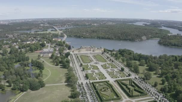 Stockholm, Schweden. Drottningholm. Drottningholms Slott. Gut erhaltene königliche Residenz mit chinesischem Pavillon, Theater und Gärten. 4K — Stockvideo