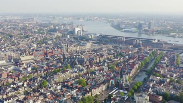 Dolly zoom. Amsterdam, Niederlande. Flug über die Dächer der Stadt in Richtung Amsterdam Central Station (Amsterdam Centraal) ) — Stockvideo