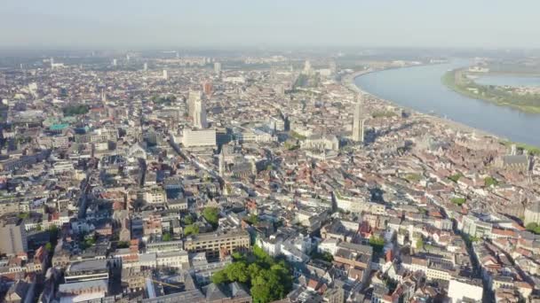 ベルギーのアントワープ。歴史ある街の屋根を飛び越える。シェルデ川（英語版）(Esco) 。4K — ストック動画