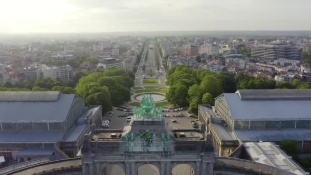 Dolly zoom. Bruselas, Bélgica. Parque del Cincuentenario. Park Senkantoner. El Arco del Triunfo de Bruselas (Puerta de Bruselas) — Vídeo de stock