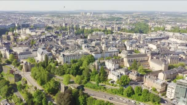Dolly zoom. Luxemburgo, centro histórico da cidade pela manhã. Pont Rouge — Vídeo de Stock