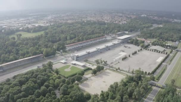 Monza, Olaszország. Autodromo Nazionale Monza egy versenypálya közel a város Monza Olaszországban, Milánó északi részén. A Forma-1 Nagydíj helyszíne. A levegőből. 4K — Stock videók