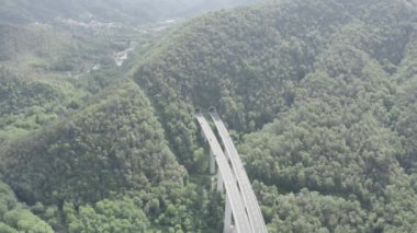 İtalya, La Spezia ili, A12. Avrupa rotası E80 (Trans-Avrupa Otoyolu veya TEM). Köprüleri ve tünelleri olan dağ bölümü. 4K