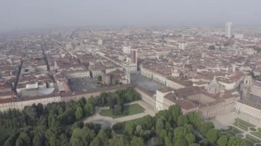 Torino, İtalya. Şehrin üzerinde uçuş. Tarihi merkez, üst görünüm. 4K