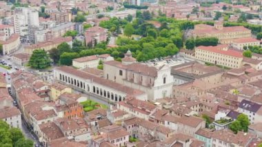 Dolly zoom. Brescia, İtalya. Sant Afra, Brescia. Arnaldo Meydanı