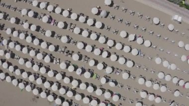 İtalya, Jesolo. Lido di Jesolo ya da Jesolo Lido, Venedik 'in Jesolo şehrinin plaj bölgesi. 4K
