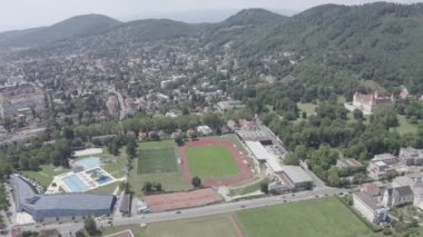 Graz, Avusturya. Tarihi şehir merkezinin havadan görünüşü. 4K