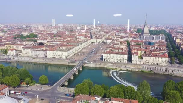 Torino, İtalya. Şehrin üzerinde uçuş. Vittorio Veneto Meydanı, Katolik Kilisesi Gran Madre Di Dio. 4K — Stok video