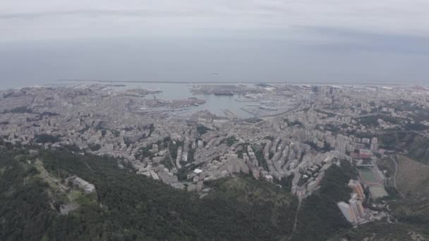 Gênes, Italie. Partie centrale de la ville, vue aérienne. Navires dans le port. 4K — Video