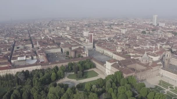 Turin, Italien. Flyg över staden. Historisk centrum, ovanifrån. 4K — Stockvideo