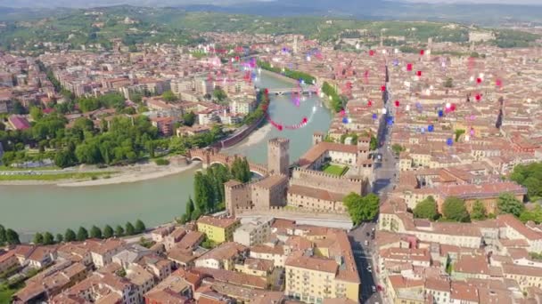 Verona, Italien. Im Flug über die historische Innenstadt. Castelvecchio Castello Scaligero, Sommer. 4K — Stockvideo