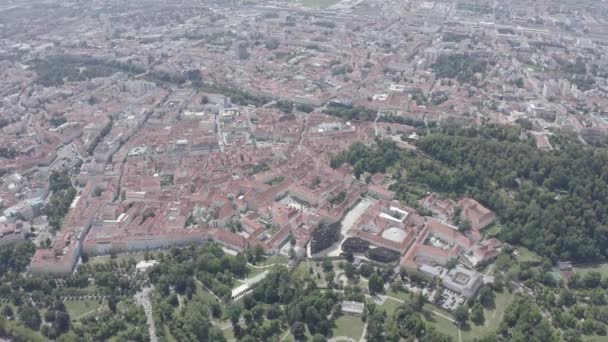 Graz, Oostenrijk. Het historische centrum luchtfoto uitzicht. De berg Schlossberg (Kasteelheuvel). 4K — Stockvideo