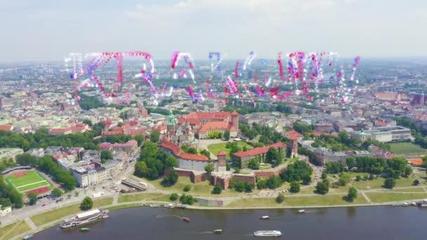 Krakau, Polen. Wawel Castle. Schepen op de Vistula Rivier. Uitzicht op het historische centrum. 4K — Stockvideo
