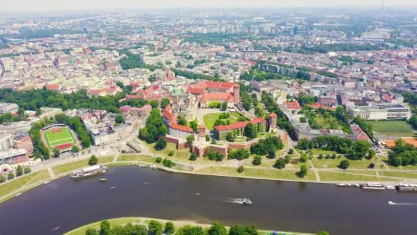 Krakov, Polsko. Wawel Castle. Lodě na řece Visle. Pohled na historické centrum. 4K — Stock video