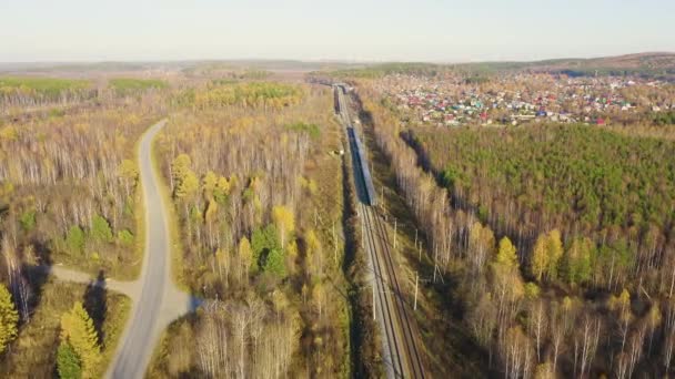 Ferrovia Electrificada. O comboio parte em direcção à cidade. Aldeia de férias. Ural, Rússia. No horizonte é visível o centro da cidade de Ecaterimburgo. 4K — Vídeo de Stock