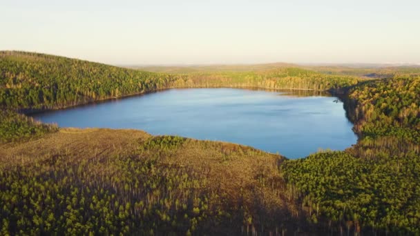 Yekaterinburg, Rusland. Lake Peschanoye (Sandy) is rechthoekig van vorm, omgeven door bos in de herfst. Zonsondergang tijd. 4K — Stockvideo