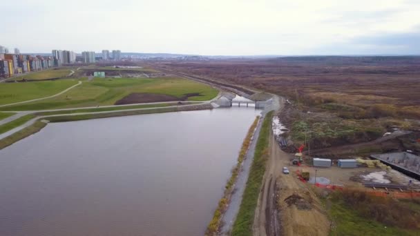 Ekaterinburg, Rusia. Un estanque con una presa en un parque nuevo. New Construction Área - Akademicheskiy (Académico). 4K — Vídeos de Stock