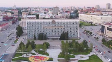 Perma, Rusya. Park City Kordon 'u ve Perm Bölgesi İdaresi' nin binası üzerinde uçuş. 4K