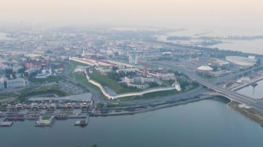 Kazan, Rusya. Sabahın erken saatlerinde Kazan Kremlin 'in hava görüntüsü. Kazanka nehri seti. 4K