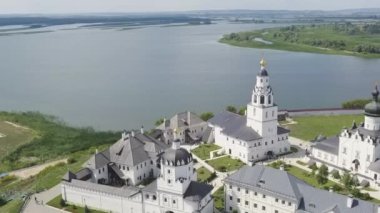 Sviyazhsk, Rusya. Varsayım Katedrali 'nin havadan görünüşü ve Sviyazhsk adasının manastırı. 4K