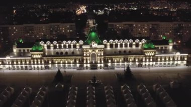 Nizhny Novgorod, Rusya. Gece Nizhny Novgorod panayırının gökyüzü manzarası. 19. yüzyıl binası. Binanın önündeki mesaj, Rusya benim hikayem. 4K