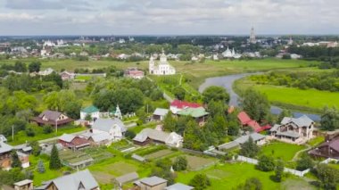 Suzdal, Rusya. Uçuş. Azizler Kilisesi Boris ve Gleb (Borisoglebskaya) Kilisesi ve İlyinsky Kilisesi. 4K