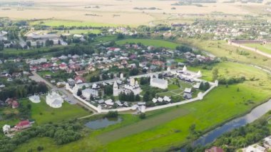 Suzdal, Rusya. Uçuş. Suzdal şehrinin kutsal koruma manastırı. 4K