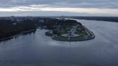 Yaroslavl, Rusya. Park oku. Akşam ışıkları, gün batımından sonra. 4K