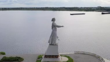 Rybinsk, Rusya. Volga Ana 'nın heykeli. Sistem Rybinsk rezervuarını kilitliyor. 4K