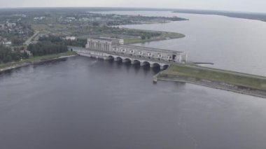 Uglich, Rusya. Yaroslavl bölgesindeki Volga nehri üzerindeki Uglich hidroelektrik santrali. Volga-Kama hidroelektrik santrallerinin bir parçası. 4K