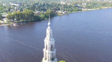 Kalyazin, Rusya. Kalyazin çan kulesi. Aziz Niklas Katedrali 'nin çan kulesi (su basmış çan kulesi olarak bilinir). 4K
