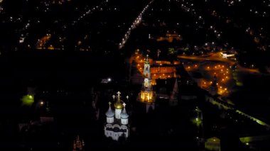 Sergiev Posad, Rusya. Trinity-Sergius Lavra, Rus Ortodoks Kilisesi 'nin en büyük erkek manastırıdır. Sergiev Posad şehrinin merkezinde yer almaktadır. Geceleyin. 4K