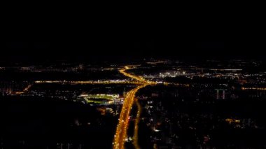 Moskova, Rusya. Şehrin gece görüşü, Profsouznaya Caddesi Moskova çevre yolu ile kesişiyor. 4K