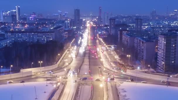 Dolly zoom. Ekaterinburg, Rússia. A encruzilhada na forma toca. Intercâmbio à noite. Tráfego ativo — Vídeo de Stock