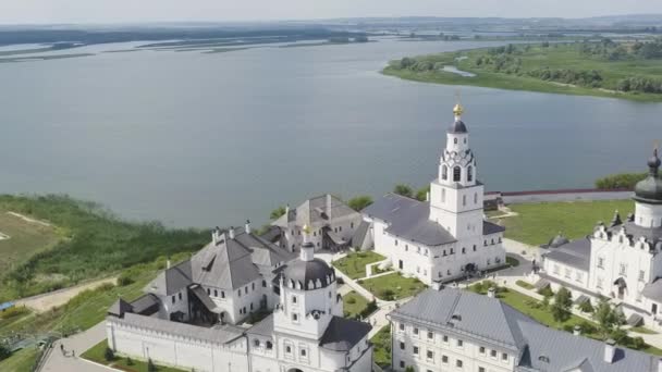 Sviyazhsk, Rusya. Varsayım Katedrali 'nin havadan görünüşü ve Sviyazhsk adasının manastırı. 4K — Stok video