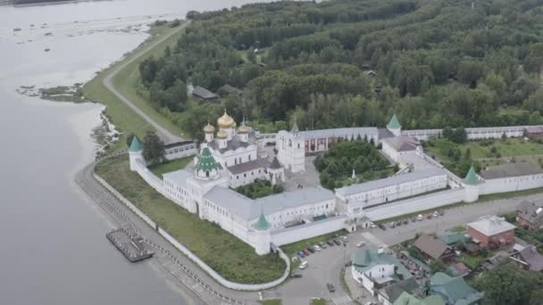 Rusya, Kostroma. Kostroma 'daki kutsal Trinity Ipatievsky Manastırı. 4K — Stok video