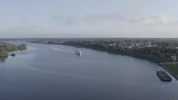 Uglich, Rusia. Uglich la ciudad desde el aire. Crucero por el río Volga. Temprano. 4K — Vídeo de stock