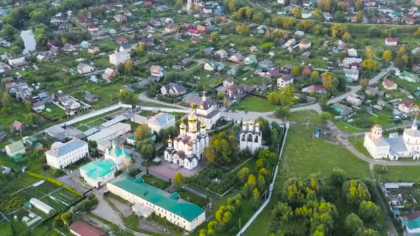 Pereslavl-Zalessky, Russie. Monastère Saint-Nicolas Pereslavsky. Le couvent. À la lumière du soleil couchant. 4K — Video