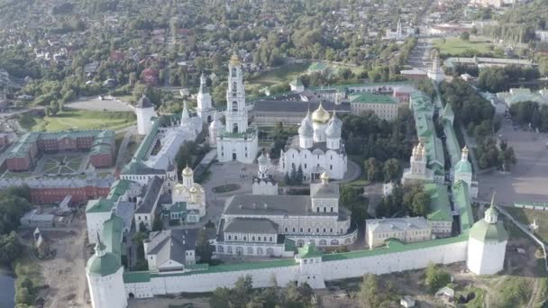 Sergiev Posad, Ryssland. Trinity-Sergius Lavra är det största manliga klostret i den rysk-ortodoxa kyrkan med en lång historia. Beläget i centrum av staden Sergiev Posad. Solnedgångsljus. 4K — Stockvideo