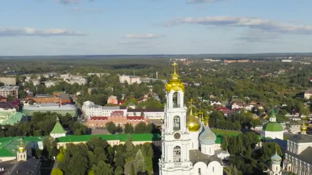 Siergiew Posad, Rosja. Ławra Trójcy-Siergieja jest największym męskim klasztorem rosyjskiej cerkwi prawosławnej o długiej historii. Położony w centrum miasta Sergiew Posad. Słońce zachodzi. 4K — Wideo stockowe