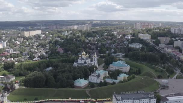 Dmitrov, Rusya. Dmitrov Kremlin 'de bulunan Kutsal Bakire Meryem' in Varsayımı Katedrali. 16. yüzyılın başlarında yapılmış bir mimari anıt. 4K — Stok video