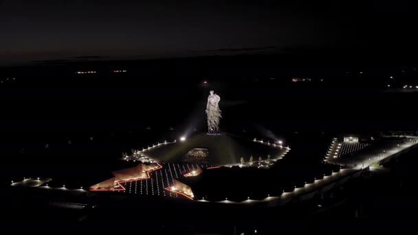 Rzhev, Rússia. O Memorial de Rzhev ao Soldado soviético dedica-se à memória de soldados soviéticos que morreram em batalhas perto de Rzhev em 1942-1943. Boa noite. 4K — Vídeo de Stock