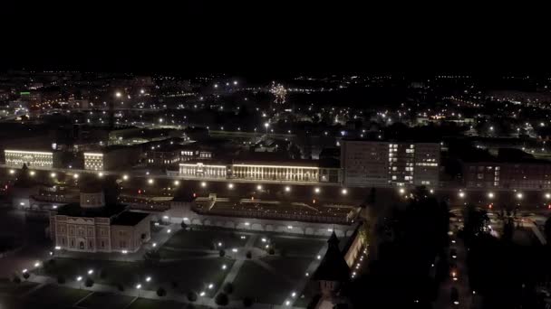 Tula, Rusia. Vista aérea de la ciudad por la noche. Terraplén del río, fábricas y fuegos artificiales. 4K — Vídeo de stock