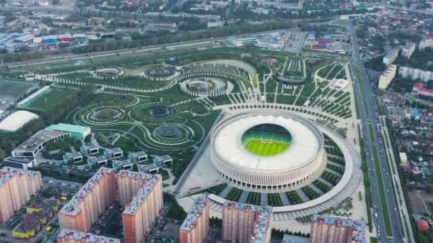 Krasnodar, Russia. Krasnodar - stadio di calcio del club omonimo nella città di Krasnodar. Parco pubblico Krasnodar (Galitsky Park). Ora del tramonto. 4K — Video Stock