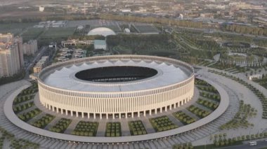 Krasnodar, Rusya - 29 Ağustos 2020: Krasnodar Stadyumu, Krasnodar Parkı 'nda bulunan bir futbol stadyumu. Gün batımı zamanı... 4K