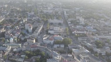 Simferopol, Kırım. Gün batımında şehir merkezi panoraması. Kırım Cumhuriyeti Bakanlar Kurulu, Lenin Meydanı. 4K