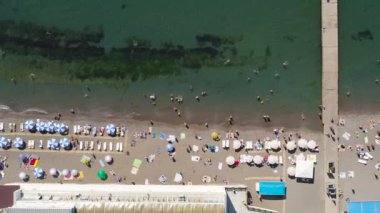 Sudak, Kırım. Sudak seti. Plajları ve insanları olan Karadeniz kıyısı. 4K