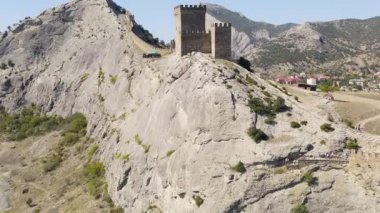 Sudak, Kırım. Sudak 'taki Ceneviz kalesi. 30 hektarın üzerinde bir alana sahip ortaçağ kalesi. Karadeniz kıyısında. 4K